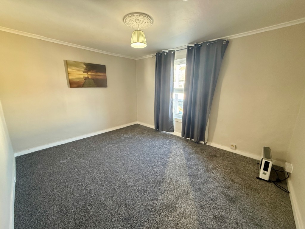Lot: 13 - SHOP WITH ONE-BEDROOM FLAT ABOVE - Flat bedroom/living room